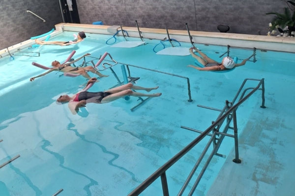 photo des soins thermaux en piscine de la cure post-cancer du sein aux Thermes Sarrailh à Dax.