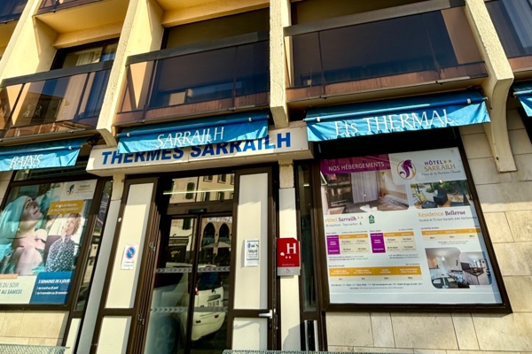 photo de la façade de l’établissement thermal des Thermes Sarrailh